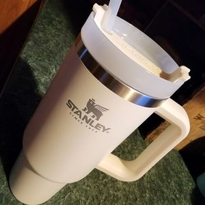 NWOT 40oz Stanley Mug with handle & straw